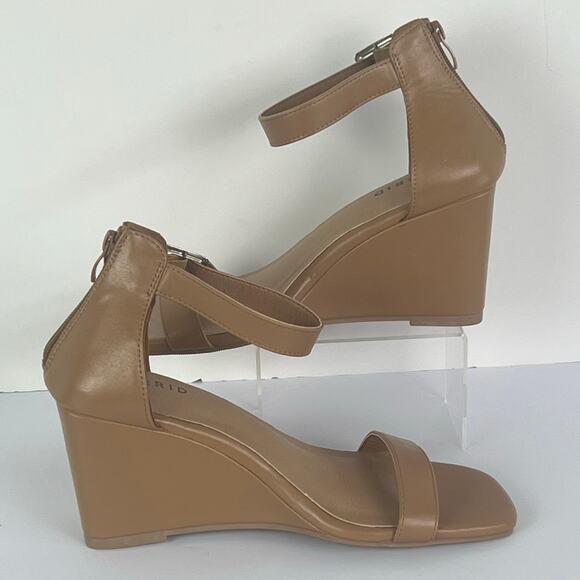 Torrid Wedge Sandals Size 7.5 Wide Tan Nude Faux Leather Strappy Zip Back Heel - Picture 3 of 9